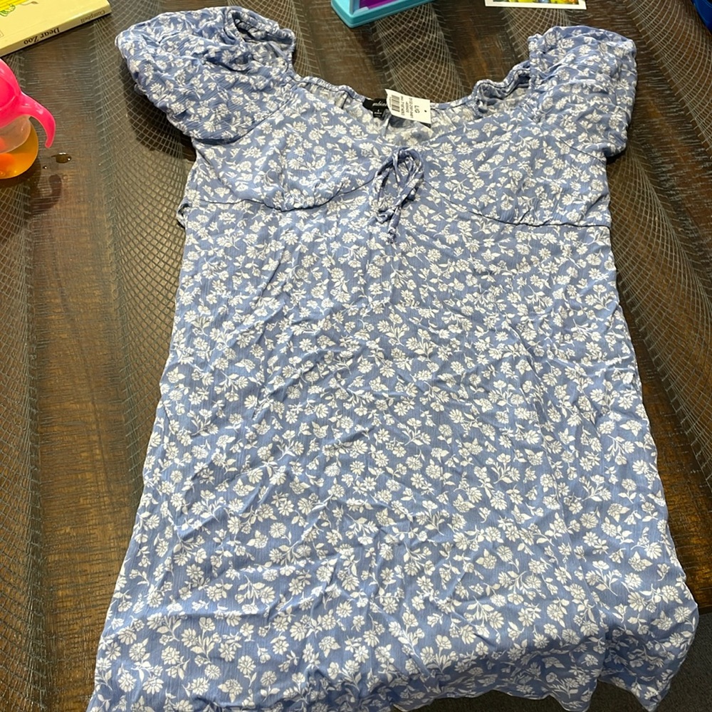 Floral short flowy dress. NWT, large